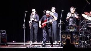 Pisa celebra la musica con i Level 42: concerto sold-out e messaggio di pace