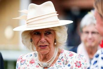 Regina Camilla molestata da adolescente: “Si tolse una scarpa e lo colpì”