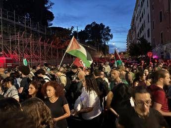 Roma, corteo per Gaza: “Blocchiamo tutto, Palestina libera”