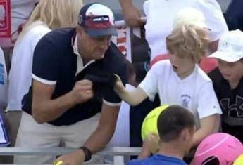 ‘Ruba’ un cappellino a un bambino agli Us Open, ora il milionario si scusa