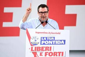 Salvini accende Pontida: “Mai i nostri figli a morire in Ucraina”. Omaggio a Bossi e citazione di Berlusconi