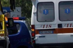 Scende dall’auto in panne sull’autostrada e viene travolto e ucciso