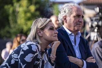 Simona Ventura e il marito perseguitati dallo stalker: “Minacciati di morte in 200 messaggi”