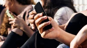 Social vietati ai minori di 16 anni, Onorato: “Facciamo tornare i ragazzi a giocare”