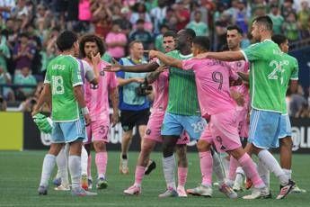 Suarez, l’ultima follia: prima la rissa, poi sputa a un avversario