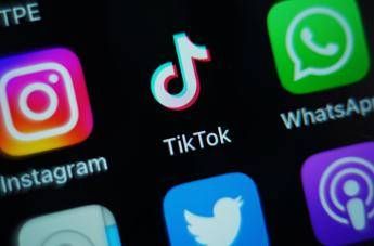 TikTok, Francia verso il bando per i minori: “È tossico e crea dipendenza”