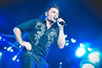 Tiziano Ferro tour 2026, in qualche ora polverizzati oltre 200mila biglietti. E si aggiungono due date