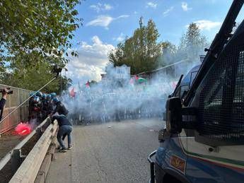 Torino, una cinquantina di pro Pal vicino all’aeroporto. Scontri con la polizia