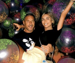 Totti e Noemi Bocchi, 3 anni d’amore: la serata romantica sui tetti di Roma