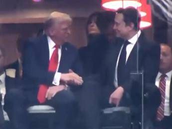 Trump-Musk, stretta di mano alla cerimonia per Charlie Kirk