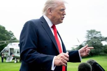 Trump, il giornalista e la domanda sugli affari: “Stai zitto”