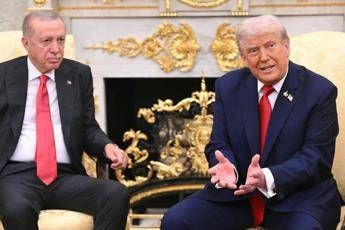 Trump incontra Erdogan e avverte Putin: “Molto deluso da lui, è momento di fermarsi. Gaza? Accordo vicino”