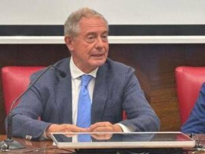 Urso: “Ue cambi la follia del Green deal, le auto vanno rinnovate ma le elettriche sono troppo care”