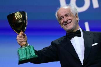 Venezia 82, dall’ovazione per Armani al Leone d’oro a Jarmusch: la serata finale
