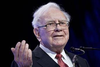 Warren Buffet fuori da Byd: come, dove e perché investe ‘l’oracolo di Omaha’