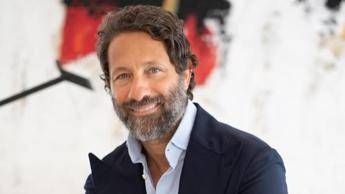 A Natale ‘ritocco’ tra regali più gettonati, chirurgo Geiger: “Tante richieste per 2026 senza rughe”