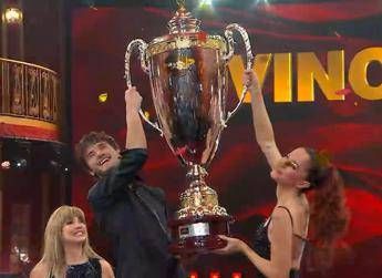 Andrea Delogu trionfa a Ballando con le stelle: “Grazie alla mia famiglia e al mio maestro Nikita”