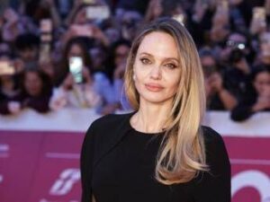 Angelina Jolie mostra le cicatrici della mastectomia: il messaggio per le donne