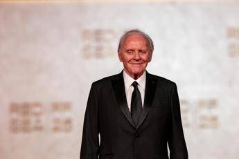 Anthony Hopkins, 50 anni di sobrietà. Il messaggio per chi lotta: “Scegliete la vita”