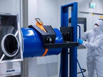 BMW accelera sull’economia circolare: il riciclo diretto delle batterie entra in funzione