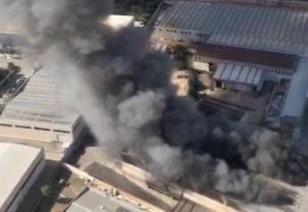Bari, incendio in centro logistico. Fiamme alte fino a 10 metri