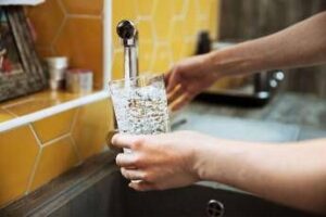 Bere 2 litri d’acqua al giorno per un cuore sano, cosa dice il medico