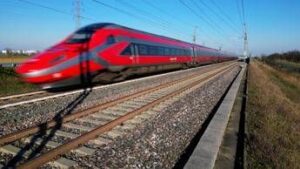 Cadavere sui binari della Roma-Firenze, ritardi fino a 120 minuti e cancellazioni