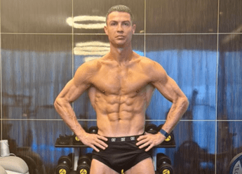 Cristiano Ronaldo senza età, la foto e il fisico d’acciaio