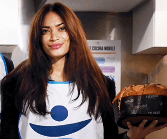 Elodie volontaria a Milano, serve i senzatetto alla cena di Natale