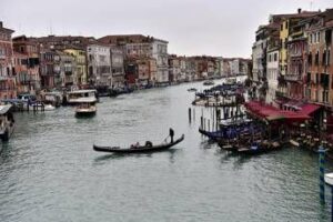 Emilia Romagna oggi in allerta meteo rossa, acqua alta a Venezia