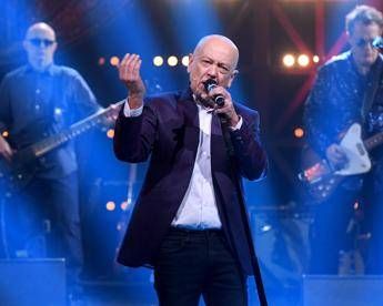 Enrico Ruggeri come sta dopo l’operazione: “Ora inizia il silenzio”