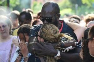 Fallou Sall ucciso per aver difeso un amico, 11 anni a imputato 16enne. Il padre: “Una vergogna”