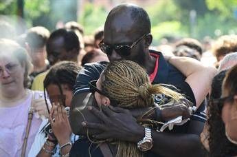 Fallou Sall ucciso per aver difeso un amico, 11 anni a imputato 16enne. Il padre: “Una vergogna”