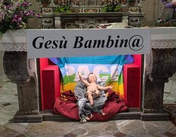 Gesù è una bambina nel presepe, Don Vitaliano: “Dio si incarna anche nelle donne”