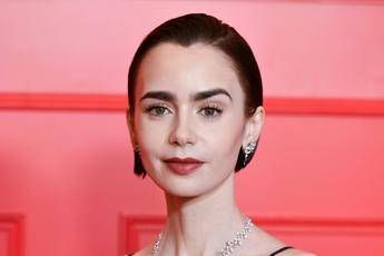 Lily Collins è ‘Emily in Paris’: “L’amore vero? Nella stagione 5 lo trova in sé stessa”
