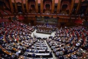 Manovra, ‘Natale ad Atreju’ e aiuti alle gattare: la lunga notte dei deputati alla Camera