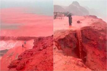 Mare ‘rosso sangue’ in Iran, lo spettacolo sull’isola di Hormuz