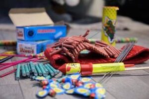 Napoli, perde tre dita per un petardo e quando esce dall’ospedale ne esplode un altro: ferito all’occhio