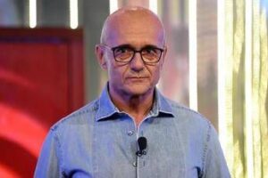 Signorini indagato per violenza sessuale ed estorsione dopo le accuse dell’ex Gf Medugno
