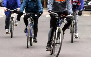 Spari contro gruppo di ciclisti, a colpire un 25enne incensurato perché li detesta