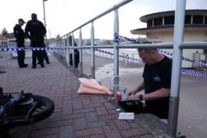 Strage Bondi Beach, sui social le immagini della coppia che affronta l’attentatore e viene uccisa