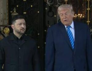 Trump: “Ucraina attacca in Russia”. La risposta ‘gela’ Zelensky