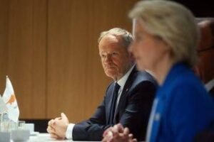 Ucraina, Consiglio Ue al via. Von der Leyen: “Non lasceremo vertice senza soluzione”. Tusk: “Soldi oggi o sangue domani”