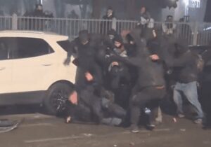 Agente preso a calci e colpito a martellate, il video: aggressione choc a Torino