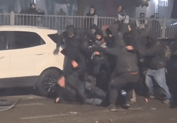 Agente preso a calci e colpito a martellate, il video: aggressione choc a Torino