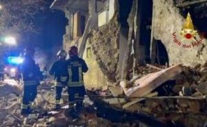 Arezzo, crolla una palazzina dopo un’esplosione: tre feriti gravi