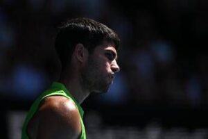 Australian Open, la chiusura del tetto durante la finale fa infuriare Alcaraz
