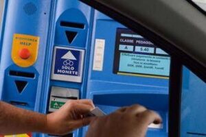 Carburanti, pedaggi, Rc auto: “Aumenti a raffica nel 2026”