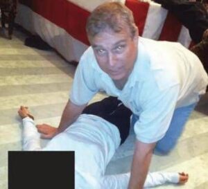 Epstein, i nuovi file: la foto che imbarazza l’ex principe Andrea