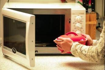 Forno a microonde fa male? Iss: “Non rende cibi meno sani”